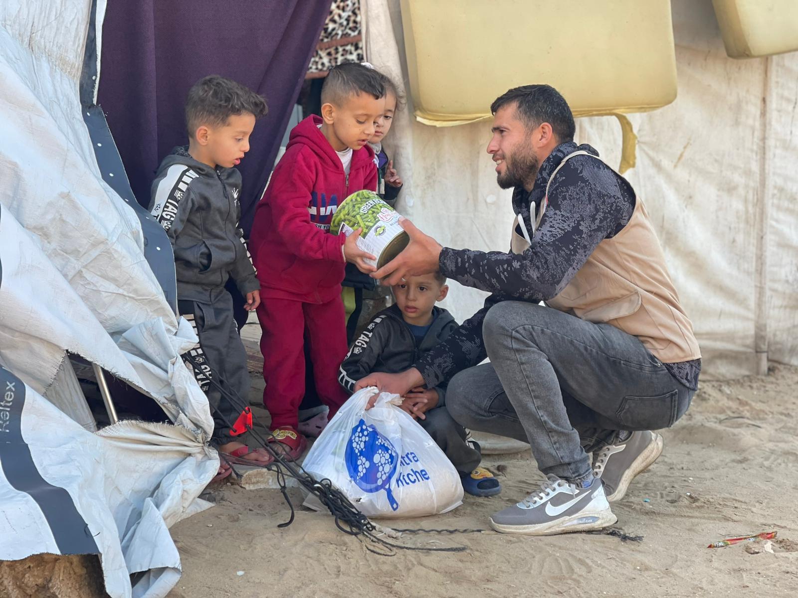 "جمعية أصيل" تُسخر طواقمها لتوزيع آلاف الطرود الغذائية في مخيمات قطاع غزة بتبرع من المطبخ العالمي