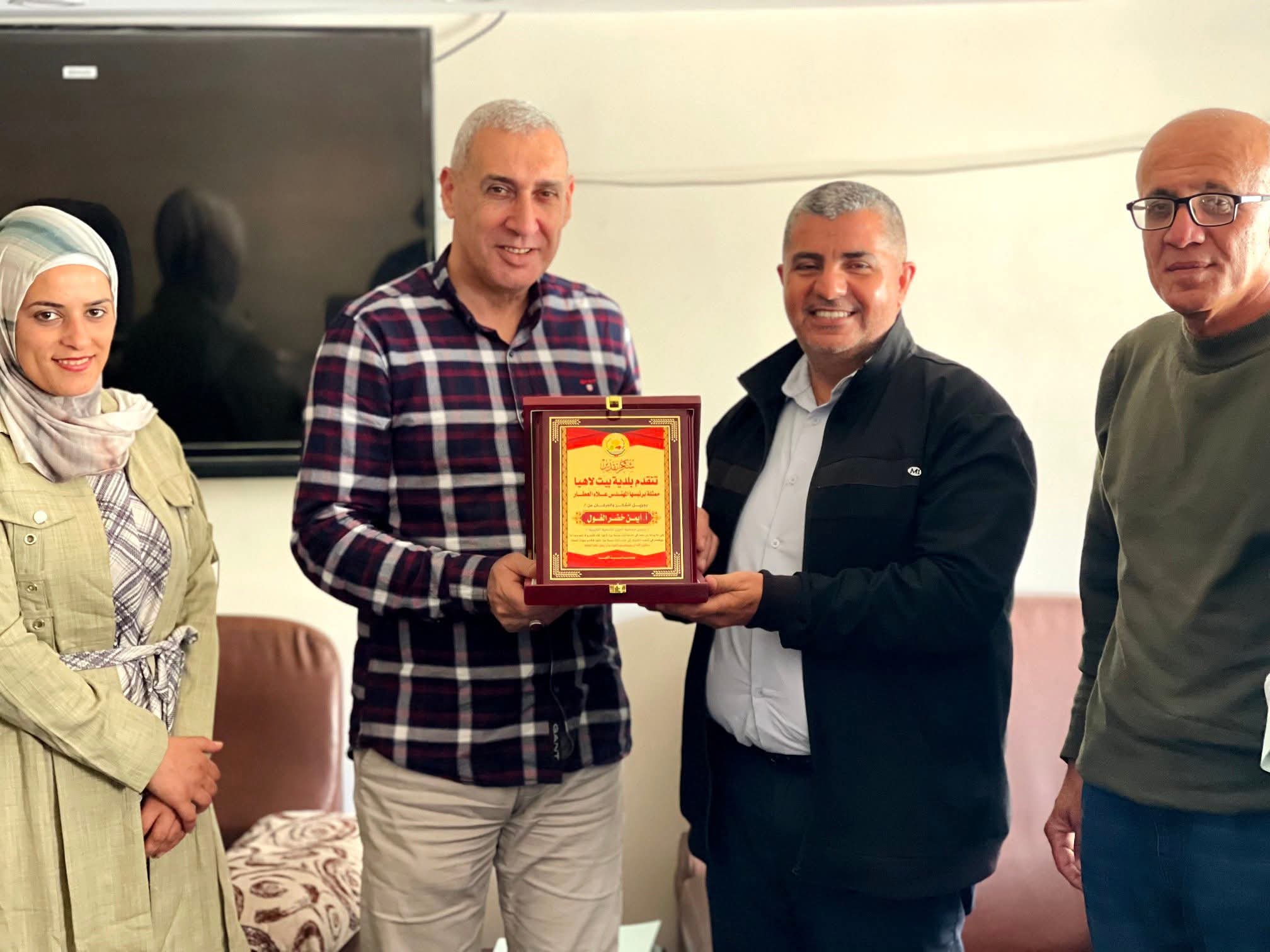 وفد من بلدية بيت لاهيا يزور جمعية أصيل للتنمية الخيرية