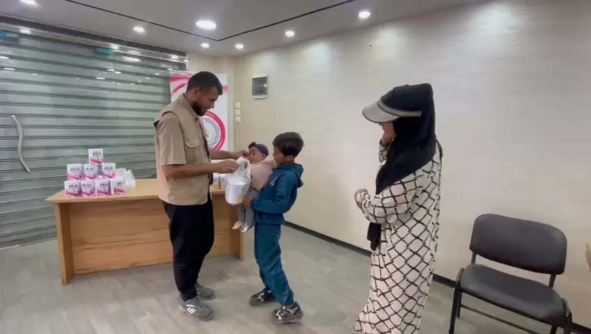 بالتعاون مع "الإغاثة الطبية الدولية".. جمعية أصيل توزّع حليب الأطفال على الأيتام في قطاع غزة