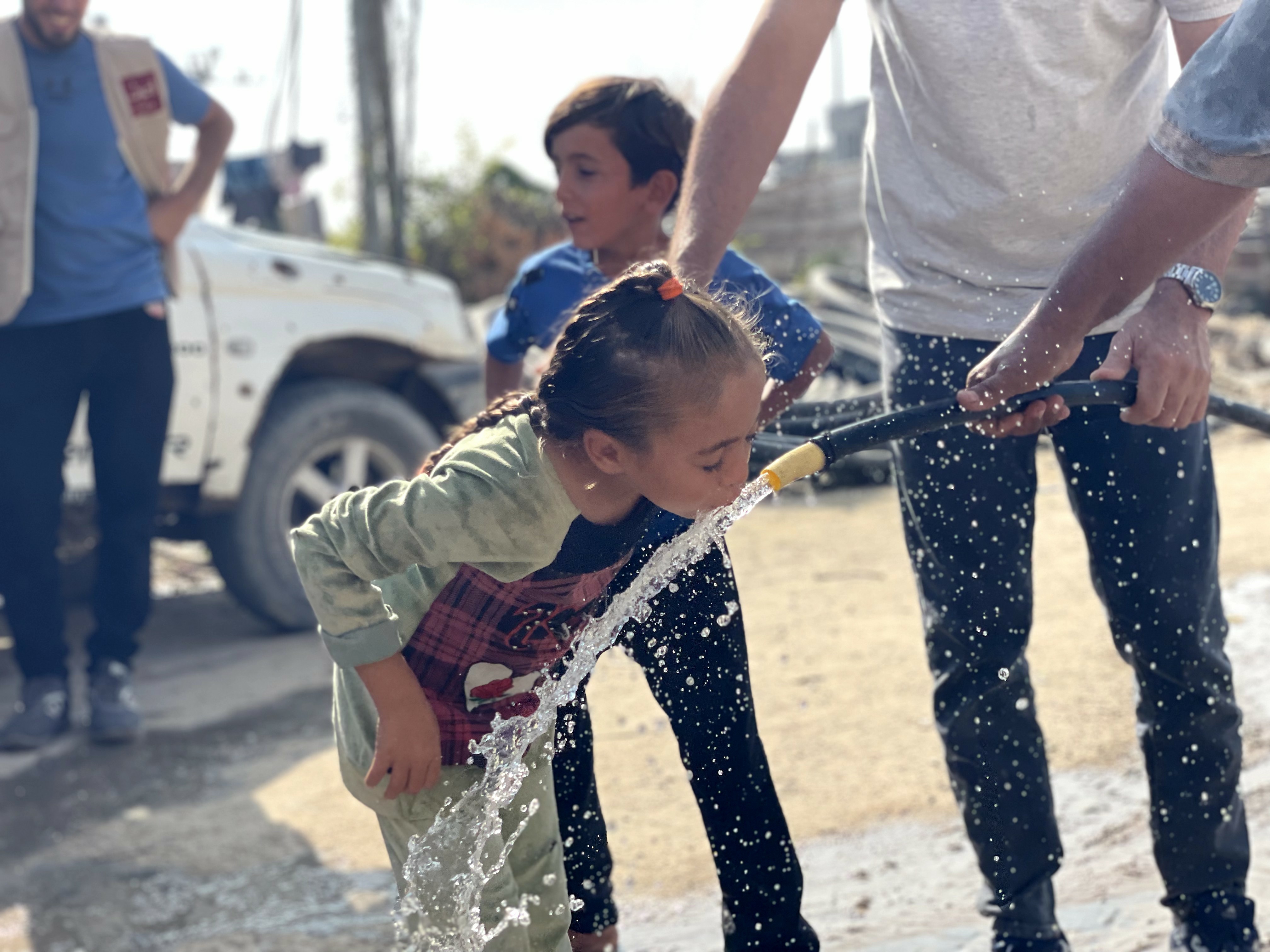 جمعية أصيل تتمكن من تمديد خراطيم مياه للمواطنين العائدين في بيت لاهيا شمال قطاع غزة.