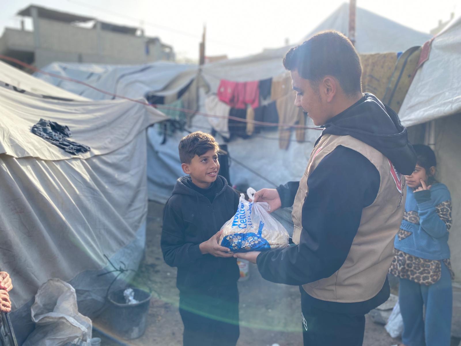 جمعية "أصيل" توزع ربطات الخبز على النازحين بمراكز الإيواء بتبرع من المطبخ العالمي (WCK)