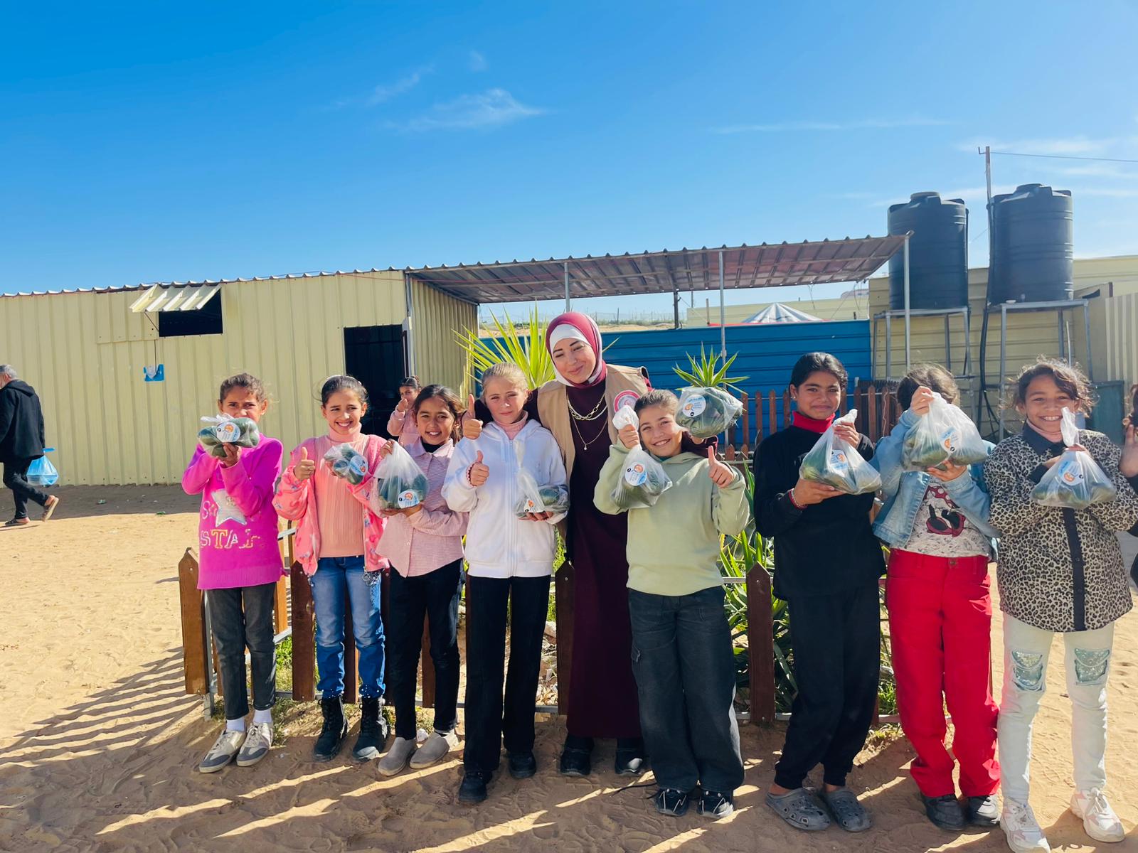 جمعية أصيل تُوزع الأفوكادو على المخيمات والمراكز التعليمية بتبرع من المطبخ العالمي