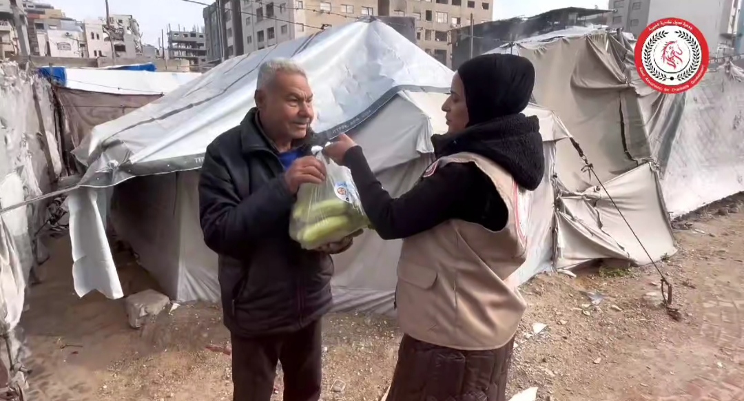 جمعية أصيل تقدم طرود غذائية للمواطنين والنازحين بتبرع من المطبخ العالمي