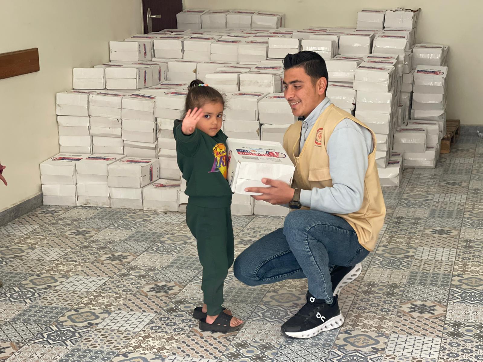 ضمن جهودها الإغاثية.. جمعية "أصيل" توزع طروداً من "المعكرونة" على النازحين بتبرع من المطبخ العالمي