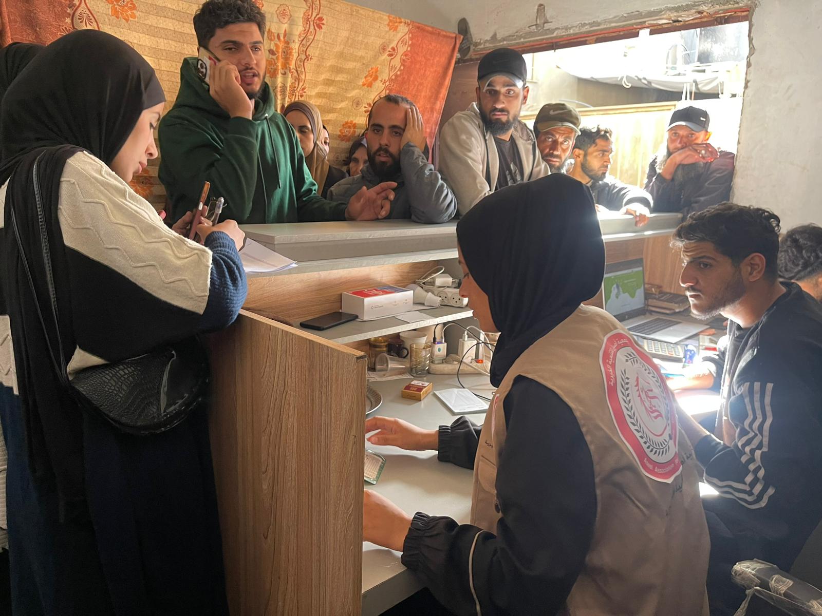 تخفيفاً من حدة الأزمة الإنسانية.. جمعية أصيل تُقدم مساعدات نقدية طارئة لمئات الأسر في قطاع غزة