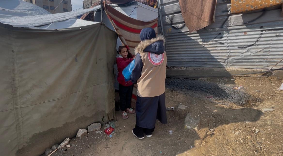 جمعية أصيل للتنمية الخيرية تقدم طرود غذائية للأسر النازحة بأحد المخيمات