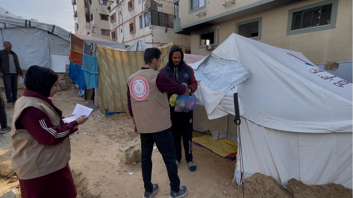 بتبرع من "المطبخ العالمي" جمعية أصيل تنفذ مبادرة لتوزيع الفواكه الطازجة على مخيمات النازحين في غزة